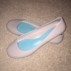 Women’s size 8 nude Oka flats